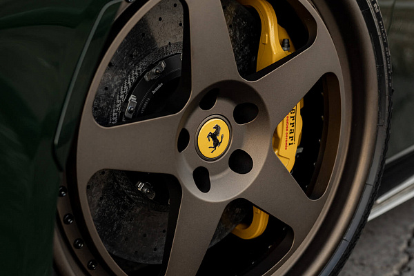 Фото дисков HRE 305 Сатиновая темная бронза на Ferrari F8