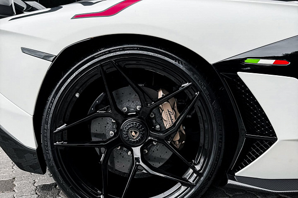 Фото дисков Brixton Forged PF5 Черный глянец на Lamborghini Aventador