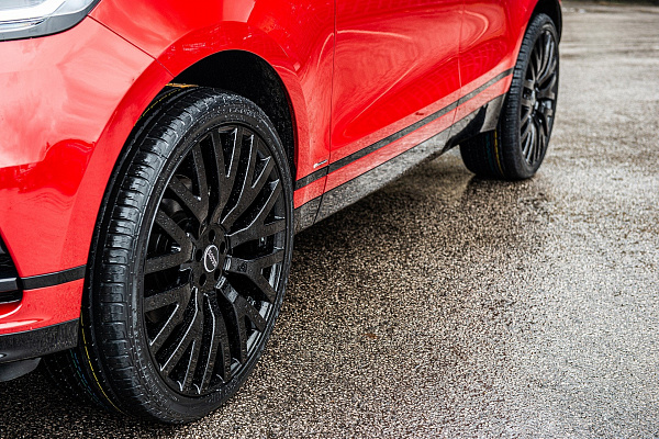 Фото дисков Kahn RS-2 Черный глянец на Land Rover Range Rover Velar