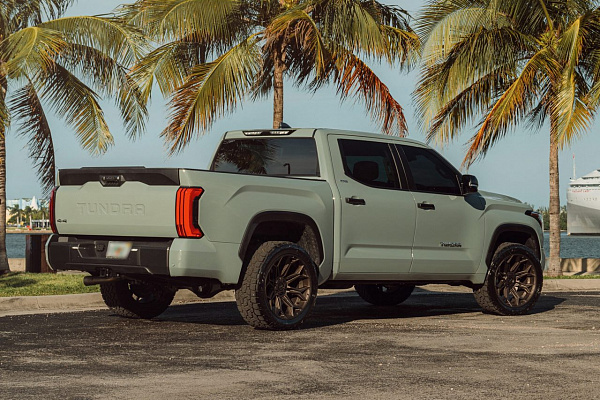 Фото дисков 4PLAY 4P83 Сатиновая бронза на Toyota Tundra III