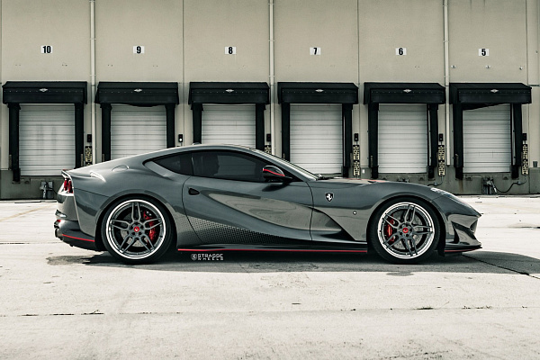Фото дисков Strasse Wheels SV4 Deep Concave FS Сатиновый графит на Ferrari 812