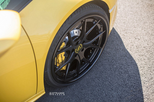 Фото дисков Strasse Wheels SM5R Deep Concave FS Черный глянец на Lamborghini Huracan
