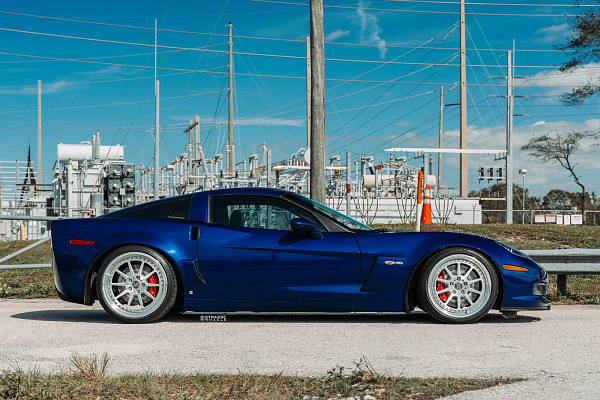 Фото дисков Strasse Wheels R10 Track Глянцевый лак на Chevrolet Corvette C6