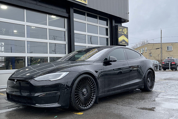 Фото дисков Giovanna Tulum Черный глянец на Tesla Model S