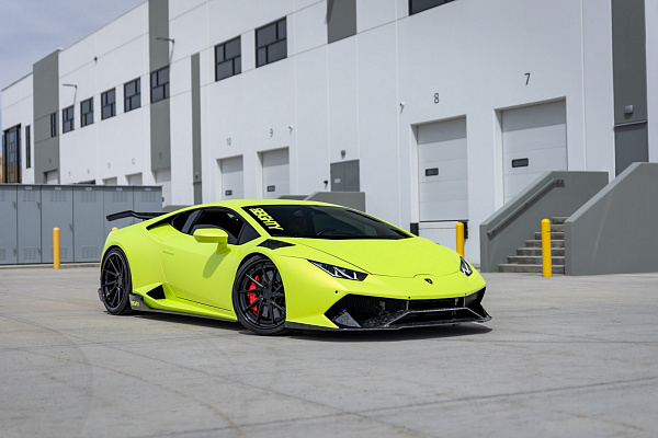 Фото дисков Strasse Wheels SV10T Deep Concave FS Черный глянец на Lamborghini Huracan