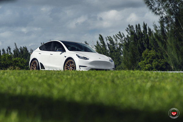 Фото дисков Vossen M-X4T Глянцевое темное золото на Tesla Model Y