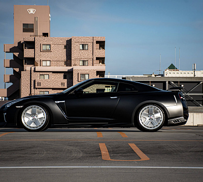 Фото дисков HRE 555 GTM на Nissan GT-R