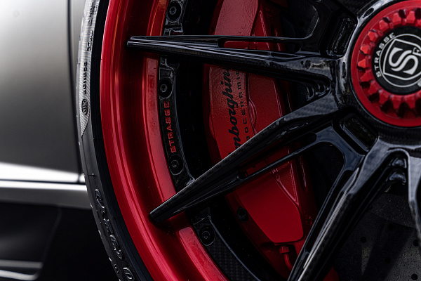 Фото дисков Strasse Wheels SV10-RS Performance Другой цвет на Lamborghini Aventador