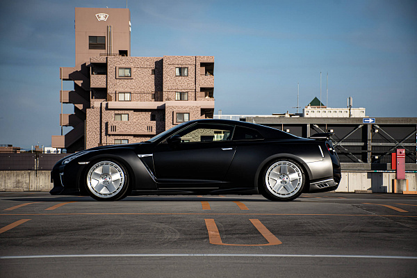 Фото дисков HRE 555 GTM Глянцевый лак на Nissan GT-R