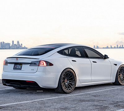 Фото дисков Strasse Wheels SV15FF Deep Concave Duoblock на Tesla Model S