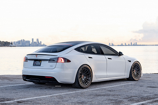 Фото дисков Strasse Wheels SV15FF Deep Concave Duoblock Черный глянец на Tesla Model S