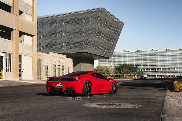 Фото дисков Strasse Wheels SM5R Deep Concave Monoblock Черный глянец на Ferrari 458