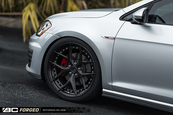 Фото дисков BC Forged HCS21 Глянцевый темный лак на Volkswagen Golf VII