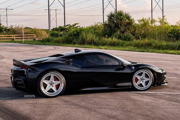 Фото дисков Strasse Wheels F5 Track Глянцевый лак на Ferrari SF90