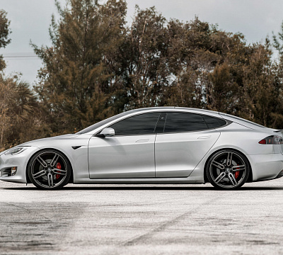 Фото дисков Vossen HF-1 на Tesla Model S