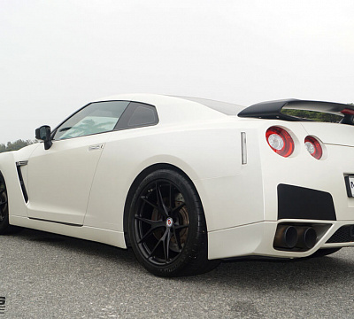 Фото дисков HRE P101 на Nissan GT-R