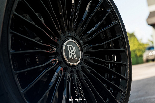 Фото дисков Anrky RF-230 Черный глянец на Rolls-Royce Cullinan