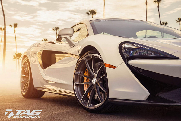 Фото дисков HRE P104 Глянцевый темный лак на McLaren 570S
