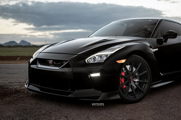 Фото дисков Strasse Wheels R10 Deep Concave Monoblock Черный глянец на Nissan GT-R