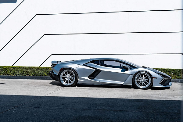 Фото дисков Anrky XR-301 Глянцевый лак на Lamborghini Revuelto