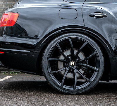 Фото дисков Kahn Type 54 на Bentley Bentayga