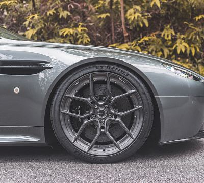 Фото дисков Brixton Forged CM5-R на Aston Martin Vantage 3