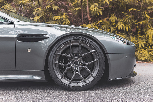 Фото дисков Brixton Forged CM5-R Сатиновый темный лак на Aston Martin Vantage 3