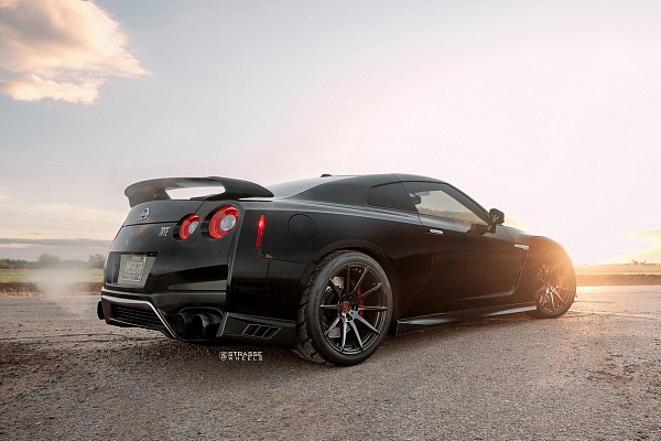 Фото дисков Strasse Wheels R10 Deep Concave Monoblock Черный глянец на Nissan GT-R
