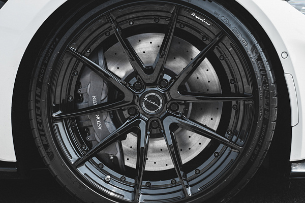 Фото дисков Brixton Forged WR3.2 Черный глянец на Aston Martin Vantage 4