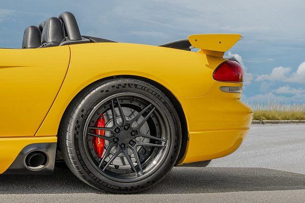 Фото дисков Strasse Wheels SV2-6 Deep Concave FS Черный матовый на Dodge Viper