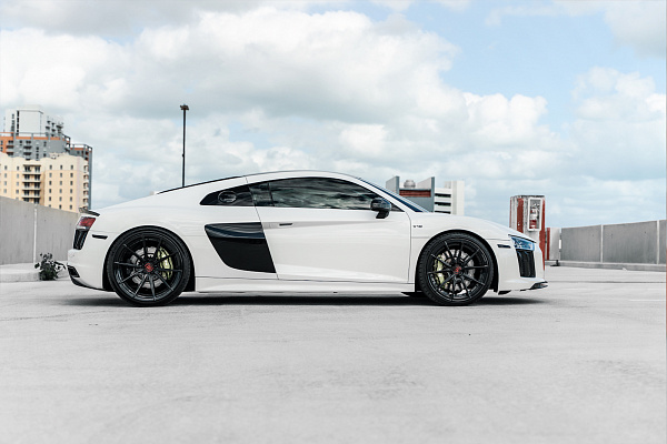 Фото дисков Strasse Wheels SV10 Deep Concave Duoblock Черный глянец на Audi R8 (4S)