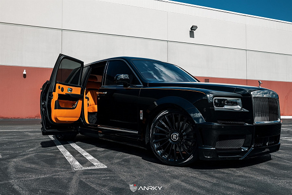Фото дисков Anrky RF-282 Черный глянец на Rolls-Royce Cullinan