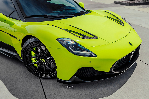 Фото дисков Strasse Wheels SV10 Deep Concave Duoblock Черный глянец на Maserati MC20