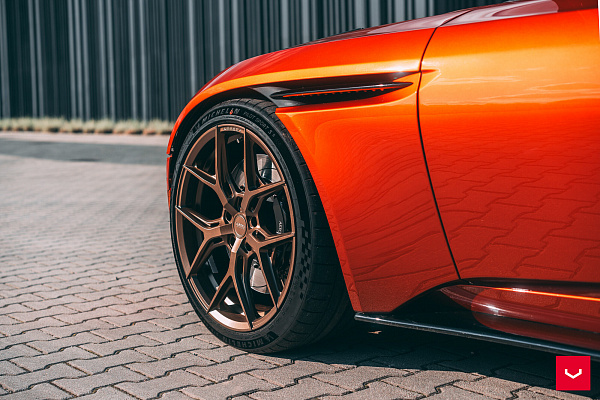 Фото дисков Vossen HF-5 Сатиновая бронза на Aston Martin DB11
