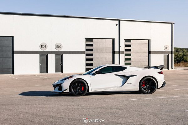 Фото дисков Anrky XR-105 Черный глянец на Chevrolet Corvette C8