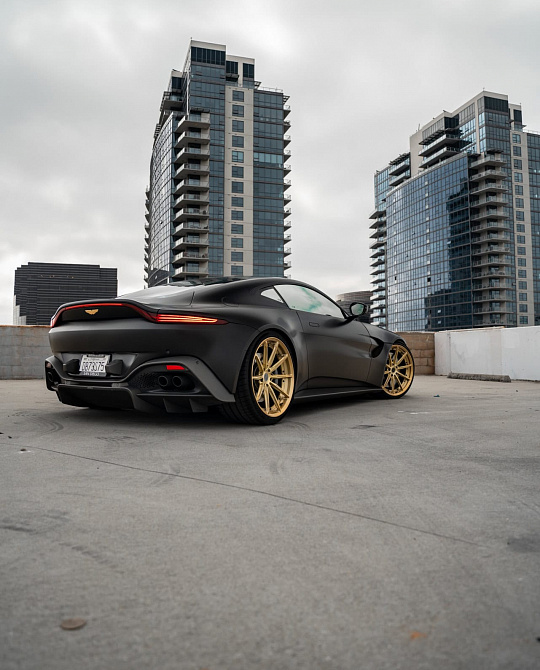 Фото дисков R11-R Глянцевая шампань на Aston Martin Vantage 4