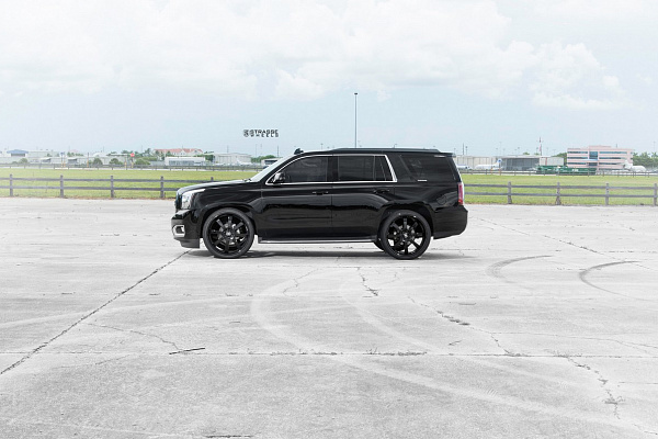 Фото дисков Strasse Wheels T8 Signature Черный глянец на GMC Yukon V