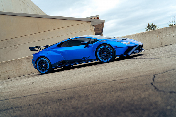 Фото дисков Brixton Forged FDE06 Aerotech Синий сатин на Lamborghini Huracan