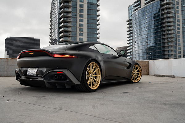 Фото дисков Brixton Forged R11-R Глянцевая шампань на Aston Martin Vantage 4