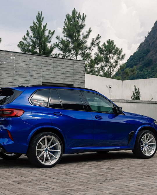 Фото дисков R11-R Глянцевый лак на BMW X5/X5 M (G05/G18/F95)