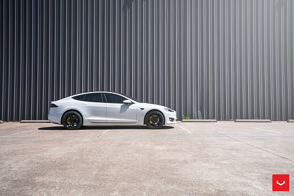 Фото дисков Vossen HF-1 Черный глянец на Tesla Model S