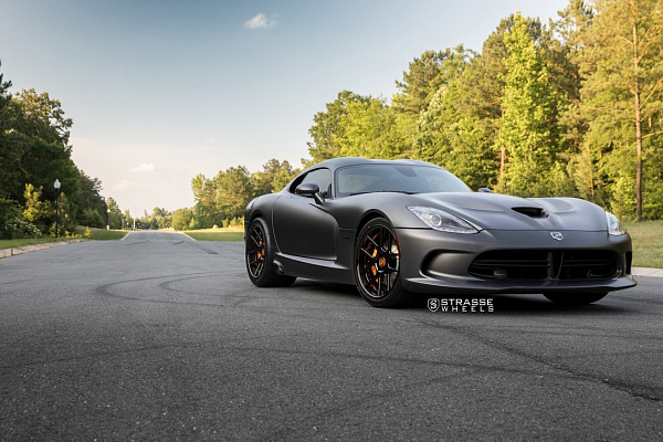 Фото дисков Strasse Wheels SM5 Deep Concave Черный глянец на Dodge Viper