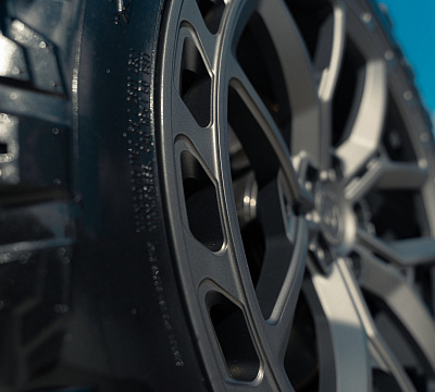 Фото дисков Vossen UV-X на Land Rover Defender II