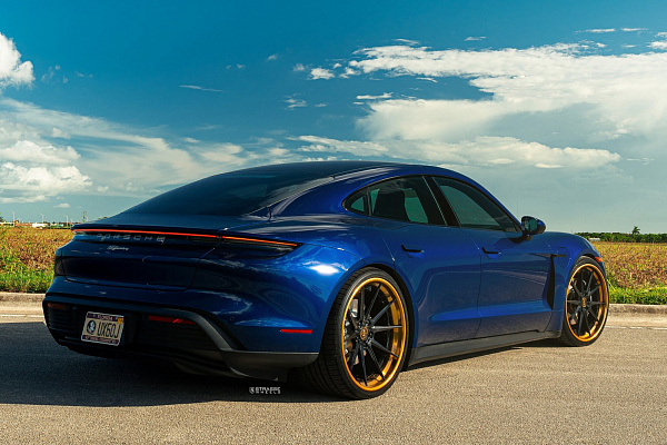 Фото дисков Strasse Wheels SV10 Deep Concave FS Черный глянец на Porsche Taycan I