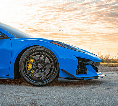 Фото дисков Strasse Wheels SV4-RS Deep Concave FS на Chevrolet Corvette C8