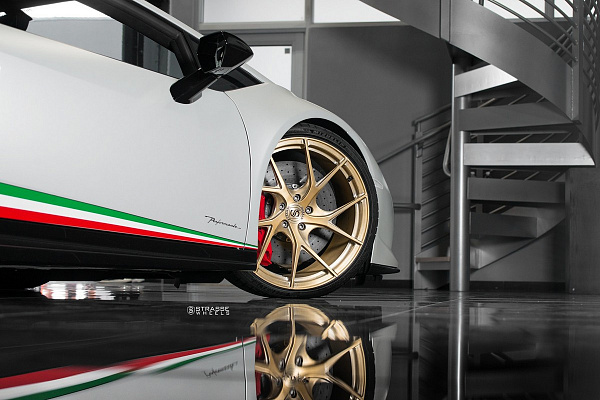 Фото дисков Strasse Wheels SM5RT Deep Concave Monoblock Сатиновое золото на Lamborghini Huracan