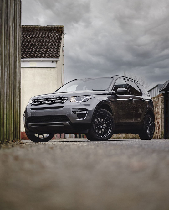 Фото дисков B19 Черный глянец на Land Rover Discovery Sport
