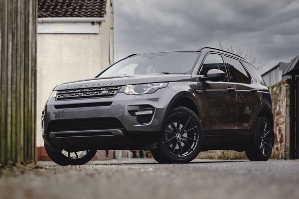 Фото дисков Bola B19 Черный глянец на Land Rover Discovery Sport
