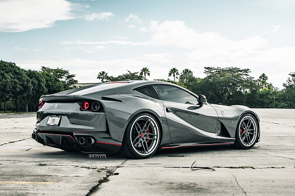 Фото дисков Strasse Wheels SV4 Deep Concave FS Сатиновый графит на Ferrari 812
