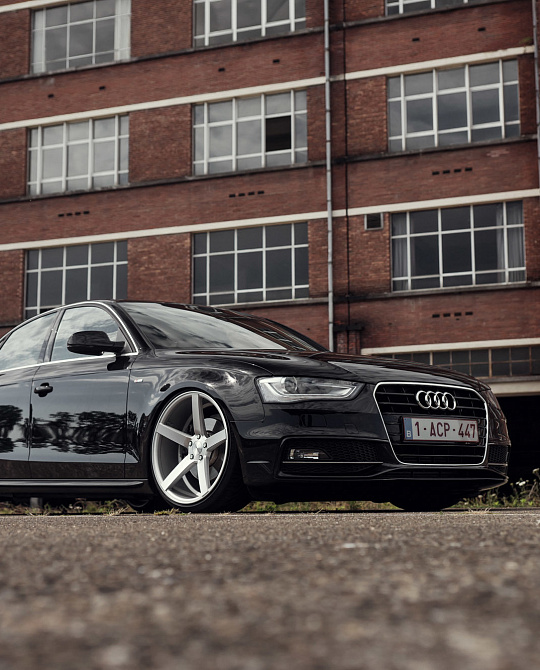 Фото дисков CV3 Глянцевый лак на Audi A/S/RS 4 (B8)